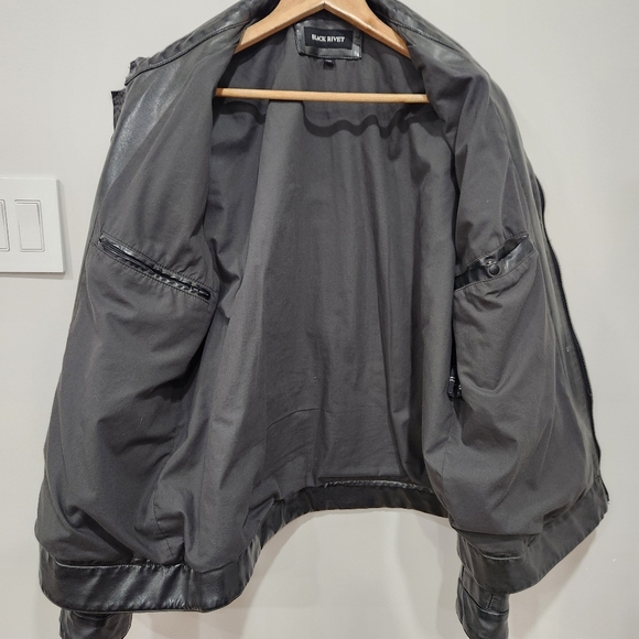 Black Rivet Faux Leather Jacket Mens XXL Black Biker Moto Coat Lined Ribbed - Picture 3 of 12